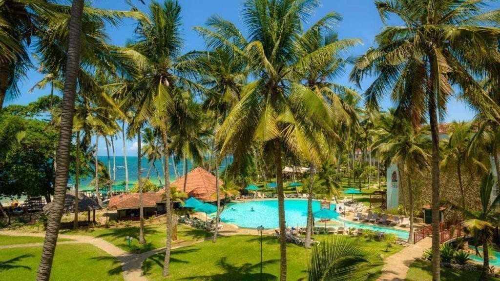 Hotel grounds and pool